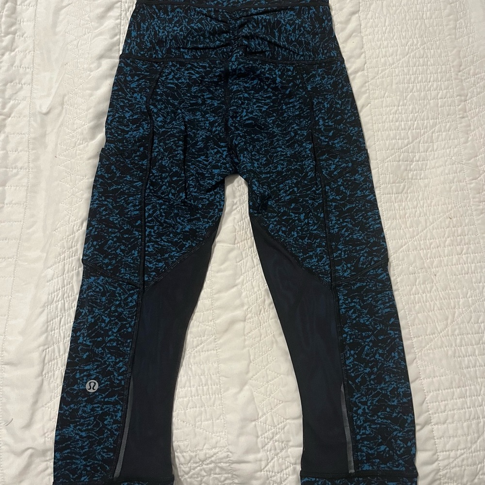 Lululemon Outrun 17" Crop Iced Wave Capri Black Teal